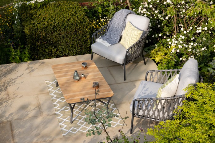 Light coloured paving in a small garden Light coloured paving in a small garden