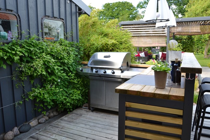 An L-shaped outdoor kitchen. Getty Images An L-shaped outdoor kitchen. Getty Images