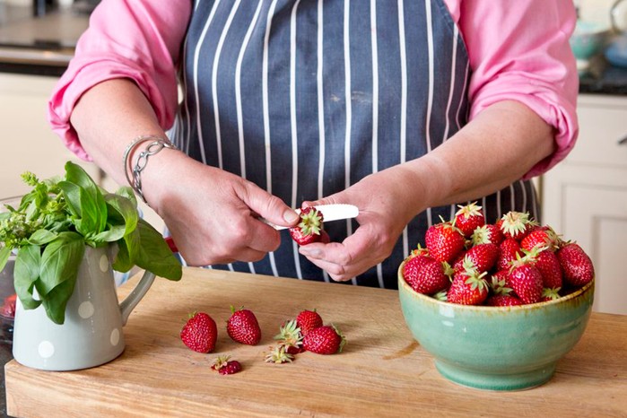 Hulling strawberries