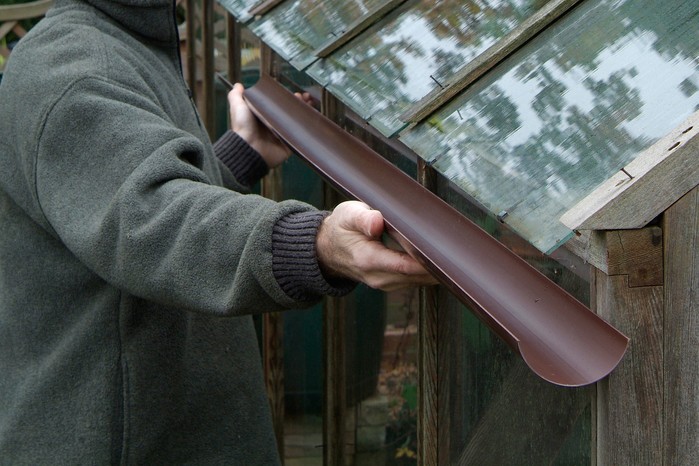 Fitting guttering to a greenhouse Fitting guttering to a greenhouse